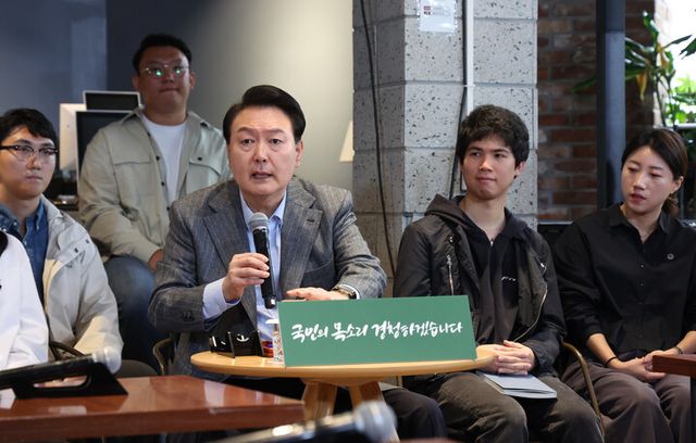 윤석열 대통령이 1일 서울 마포구 한 카페에서 주부, 회사원, 소상공인 등 이 참석한 가운데 열린 제21차 비상경제민생회의에서 인사말을 하고 있다. [사진=연합뉴스]