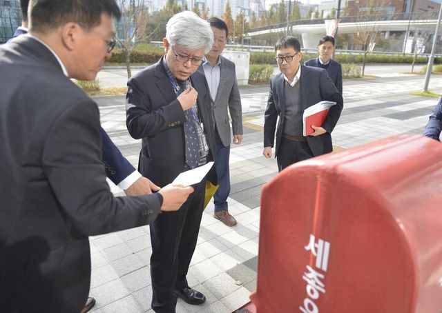 조해근 우정사업본부장(왼쪽 두 번째)이 9일 세종우체국을 방문해 우체통을 활용한 ‘폐의약품 회수 서비스’ 현장을 점검하고 있다. [사진=우정사업본부]