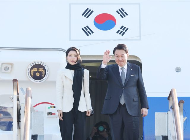 영국과 프랑스를 순방하는 윤석열 대통령과 부인 김건희 여사가 20일 경기 성남 서울공항에서 전용기인 공군 1호기에 올라 출국 인사를 하고 있다. [사진=연합뉴스]