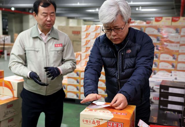 조해근 우정사업본부장(오른쪽)이 29일 충남 보령시에 위치한 대천김 본사를 방문해 최민순 총괄대표의 설명을 들으며 포장작업을 체험하고 있다. [사진=우정사업본부]