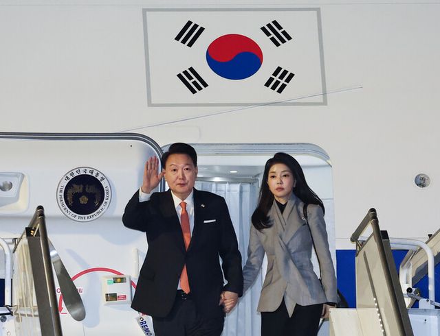 (암스테르담=연합뉴스) 임헌정 기자 = 네덜란드를 국빈 방문한 윤석열 대통령과 부인 김건희 여사가 11일(현지시간) 암스테르담 스히폴 공항에 도착, 전용기인 공군 1호기에서 내리며 인사하고 있다. [사진=연합뉴스]