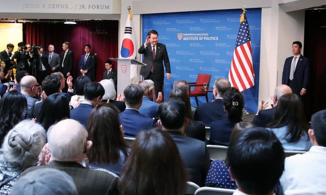 미국을 국빈 방문한 윤석열 대통령이 28일(현지시간) 보스턴 인근 하버드대학교 케네디스쿨에서 '자유를 향한 새로운 여정'을 주제로 연설한 뒤 손을 들어 인사하고 있다. [사진=연합뉴스]