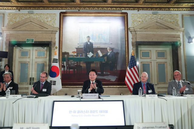 윤석열 대통령이 28일(현지시간) 미국 보스턴의 한 호텔에서 열린 한미 클러스터 라운드테이블에서 인사말을 하고 있다. [사진=대통령실]