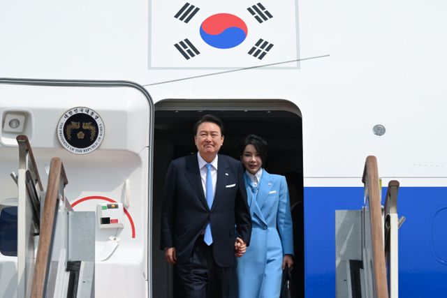 5박 7일 간 미국 국빈방문을 마친 윤석열 대통령과 김건희 여사가 30일 오후 경기 성남시 서울공항에 도착해 공군1호기에서 내리며 손을 들어 인사하고 있다. [사진=대통령실]