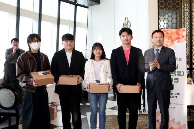 지난 12일 ‘우체국 청년밥심 스타트 온 네트워킹 데이’ 행사가 열린 가운데 손승현 우정사업본부장(오른쪽)이 참석자들과 기념촬영을 하고 있다. [사진=우본]