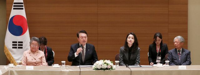 주요 7개국(G7) 정상회의 참석차 일본을 찾은 윤석열 대통령이 19일 일본 히로시마 한 호텔에서 열린 히로시마 동포 원폭 피해자와의 간담회에서 발언하고 있다. [사진=연합뉴스]