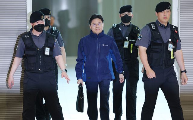 후쿠시마 오염수 전문가 현장 시찰단장인 유국희 원자력안전위원장이 21일 오전 인천국제공항 제2여객터미널을 통해 일본으로 출국하고 있다. 유 위원장이 이끄는 시찰단은 한국원자력안전기술원(KINS) 원전·방사선 전문가 19명, 한국해양과학기술원(KIOST) 해양환경 방사능 전문가 1명까지 모두 21명으로 구성됐으며 22~25일 관계 기관과 회의·질의응답 및 후쿠시마 제1 원전 오염수 관리 실태를 확인할 예정이다. [사진=연합뉴스]