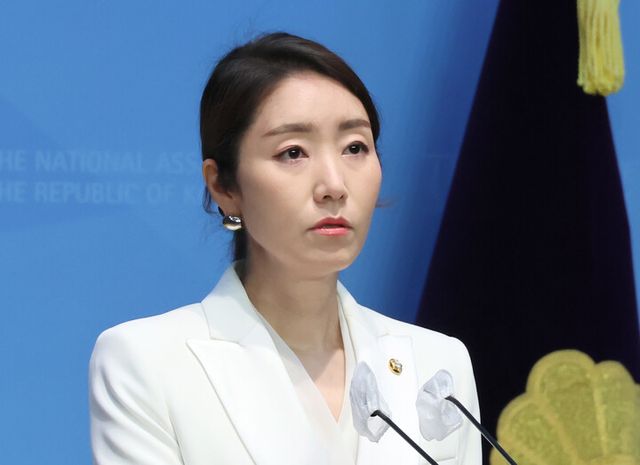 더불어민주당 강선우 대변인이 21일 오전 국회 소통관에서 현안 관련 브리핑을 하고 있다. [사진=연합뉴스]