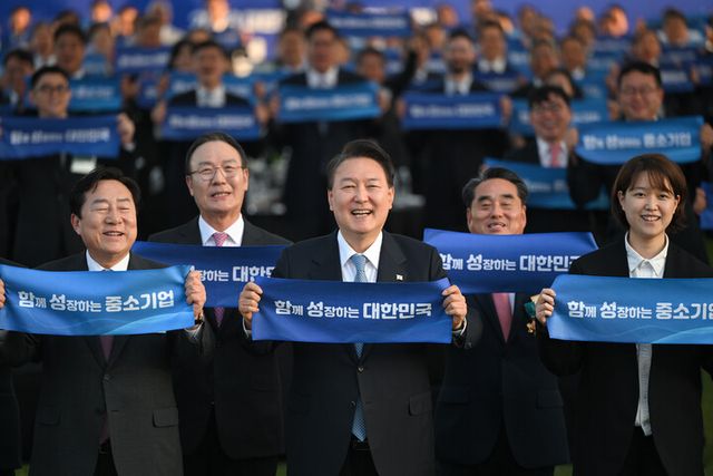 윤석열 대통령이 23일 서울 용산 대통령실 잔디마당에서 열린 ‘2023 대한민국 중소기업인대회’에서 격려사를 마친 뒤 주먹을 쥐고 응원하고 있다. [사진=대통령실]