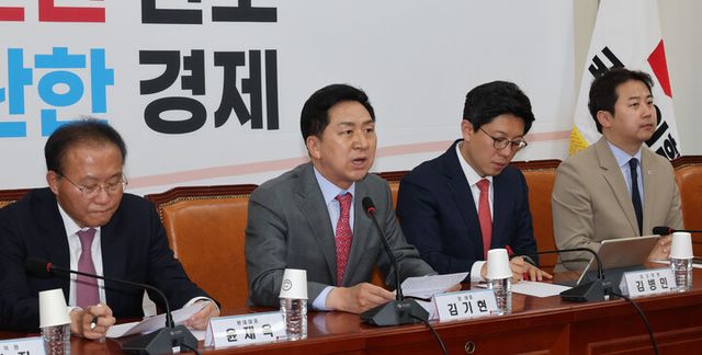 국민의힘 김기현 대표가 25일 오전 서울 여의도 국회에서 열린 최고위원회의에서 발언하고 있다. [사진=연합뉴스]