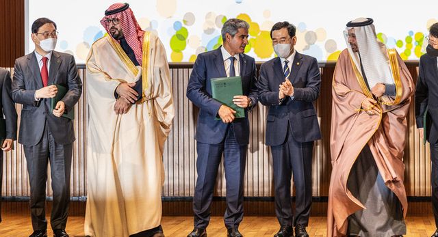 이창양 산업통상자원부 장관(오른에서 세 번째)과 칼리드 알 팔리 사우디 투자부 장관(오른쪽에서 두 번째)이 2022년 11월 17일 오전 서울 중구 대한상공회의소 국제회의장에서 열린 2022 한-사우디 투자포럼에서 열린 에쓰오일(S-oil) 샤힌 프로젝트 관련 MOU 체결식에서 후세인 에이 알-카타니 에쓰오일 대표(오른쪽 네 번째)와 대화하고 있다.