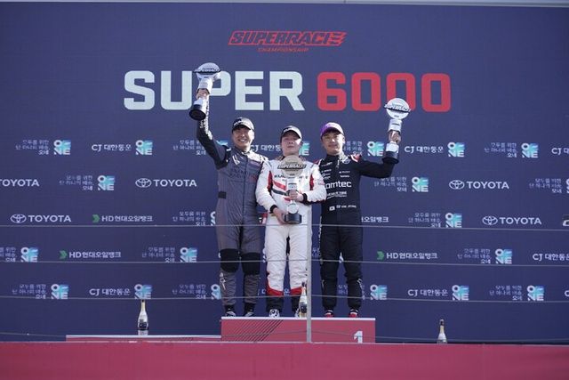 4일 전남 영암군 코리아인터내셔널서킷(KIC)에서 엑스타 레이싱팀 이찬준 선수(가운데)가 포디엄을 달성하며 포즈를 취하고 있다. [사진=금호타이어]