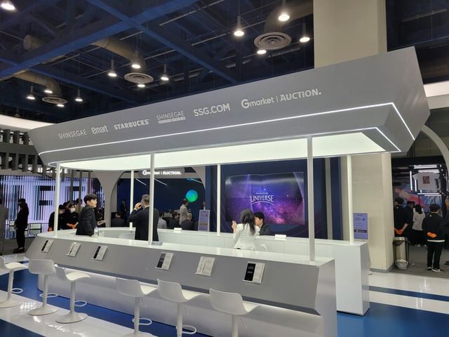 신세계그룹은 자유롭고 편안한 소통과 공감의 분위기를 위해 라운지바와 오픈 라운지 형태로 구성했으며, 대형 디스플레이를 활용해 통합 멤버십 혜택을 소개했다. [사진=김종효 기자]