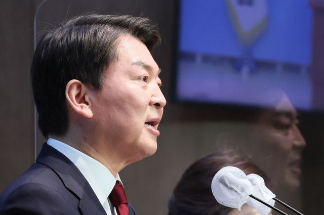 안철수 국민의힘 의원이 지난 4월 3일 오전 국회 소통관에서 기자회견을 열고 윤석열 대통령과의 단일화 1주년 성명을 발표하고 있다. [사진=연합뉴스]