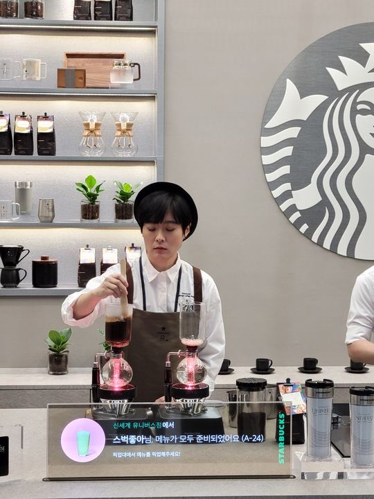 스타벅스 관에 배치된 3세대 커피 머신 ‘오비소(OVISO)’. [사진=김종효 기자]