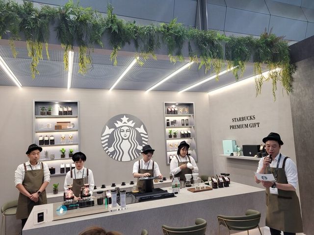 스타벅스는 기존 매장에서 볼 수 없었던 미래지향적 인테리어를 구현했다. [사진=김종효 기자]