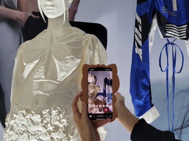 W컨셉 관에선 스마트폰을 활용해 AR을 접목시킨 기술을 시연하기도 했다. [사진=김종효 기자]