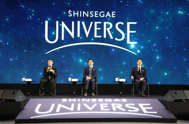 8일 오전 코엑스에서 열린 '신세계 유니버스 페스티벌'에서 이인영 SSG닷컴 대표, 강희석 이마트 대표, 전항일 지마켓 대표(왼쪽부터)가 질의에 답하고 있다. [사진=신세계그룹]