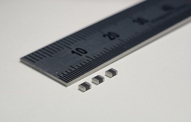 삼성전기가 개발한 가로 2.0mm 세로 1.6mm 크기의 전장용 파워인덕터. [사진=삼성전기]
