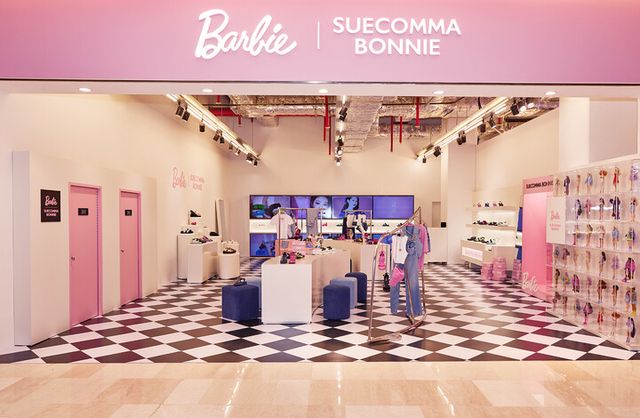 코오롱FnC의 슈콤마보니는 론칭 20주년을 기념해 바비와 협업을 선보였다. 사진은 지난 5월 운영된 협업 팝업스토어. [사진=코오롱FnC]