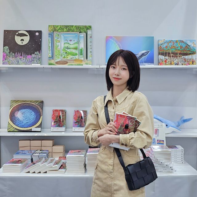 스마일게이트는 메타휴먼 한유아의 신간 ‘다정한 비인간: 메타휴먼과의 알콩달콩 수다’(다정한 비인간)가 예스24 그림 에세이 부문에서 6위에 올랐다고 7일 밝혔다. [사진=스마일게이트]