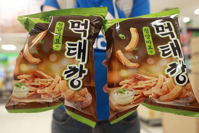 농심 먹태깡은 새우깡의 동생 브랜드다. 출시 직후 초도 물량 완판 후 현재까지 품귀현상이 이어지고 있다.서울 시내 한 이마트에서 시민이 농심 먹태깡을 구매한 모습. [사진=연합뉴스]
