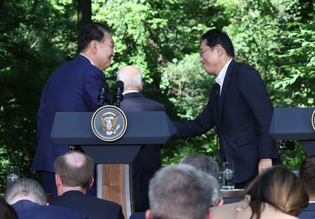 윤석열 대통령과 기시다 후미오 일본 총리가 18일(현지시간) 워싱턴DC 인근 미국 대통령 별장인 캠프 데이비드에서 한미일 정상 공동기자회견을 마친 뒤 악수하고 있다. [사진=연합뉴스]