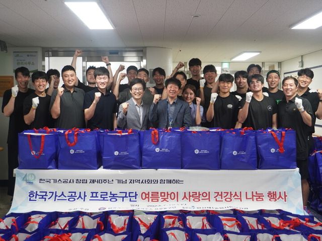 지난달 19일, 가스공사 페가수스 프로농구단이 여름맞이 사랑의 건강식 나눔행사에서 기념촬영을 하고 있다. [사진=한국가스공사]