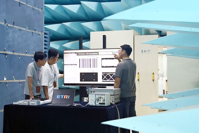 ETRI 연구진이 자기장기반 광산 지중 무선통신 수신시스템에 대해 의견을 나누는 모습. [사진=ETRI]