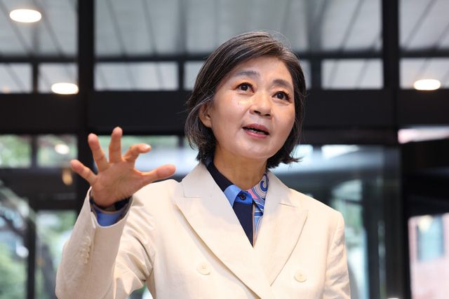 김행 여성가족부 장관 후보자가 15일 오전 서울 서대문구 한국청소년활동진흥원에 마련된 인사청문회 준비 사무실로 출근하며 취재진의 질문에 답하고 있다. [사진=연합뉴스]