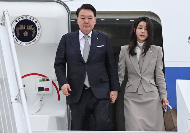 제78차 유엔총회에 참석하는 윤석열 대통령과 부인 김건희 여사가 18일(현지시간) 미국 뉴욕 JFK공항에 도착, 전용기인 공군 1호기에서 내리고 있다. [사진=연합뉴스]