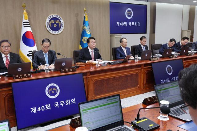 윤석열 대통령이 25일 서울 용산 대통령실 청사에서 열린 국무회의에서 발언하고 있다. [사진=연합뉴스]