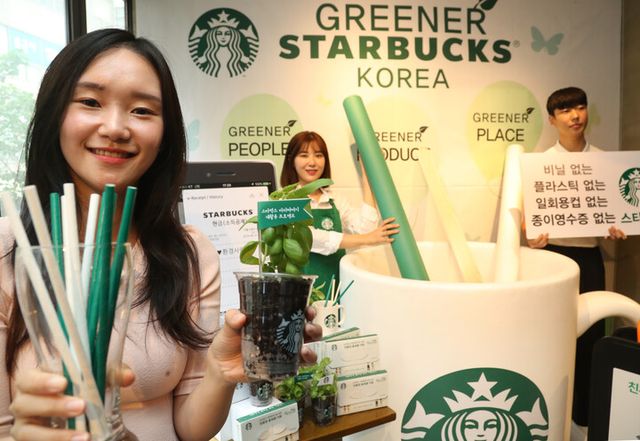 2018년 스타벅스를 시작으로 종이 빨대가 도입됐지만, 여전히 플라스틱 빨대를 선호하는 소비자들이 많다. 서울 스타벅스 한국프레스센터 점에서 모델들이 종이 빨대를 선보이는 모습. [사진=연합뉴스]