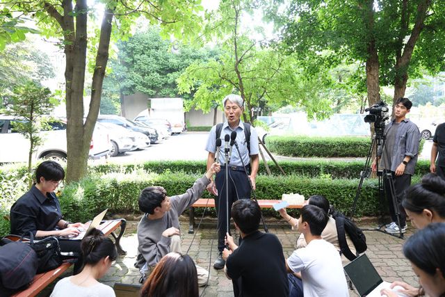 1일 경기도 고양시 탄현동에서 신학림 전 언론노조위원장이 검찰 수사에 대한 기자회견을 열고 취재진 질문에 답하고 있다. [사진=연합뉴스]