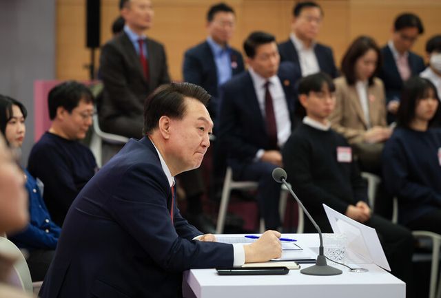 윤석열 대통령이 25일 의정부시청 대강당에서 열린 '국민과 함께하는 민생토론회 - 여섯 번째, 출퇴근 30분 시대, 교통격차 해소'에서 광역 교통 혁신 방안 발표를 듣고 있다. [사진=대통령실]