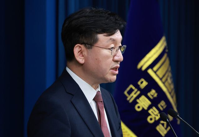 성태윤 대통령실 정책실장이 지난 9월 12일 서울 용산 대통령실 청사에서 원전 산업 관련 현안 브리핑을 하고 있다. [사진=연합뉴스]