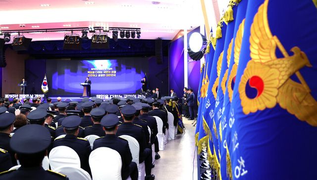 윤석열 대통령이 21일 서울 서대문구 경찰청 참수리홀에서 열린 79주년 경찰의 날 기념식에서 축사를 하고 있다.&nbsp;[사진=연합뉴스]