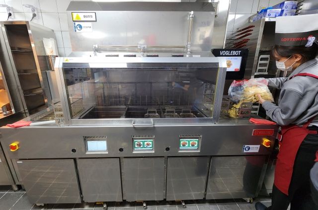 롯데리아 매장에 설치된 주방 자동화 로봇 '보글봇' [사진=롯데GRS]