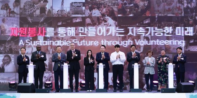 윤석열 대통령이 22일 부산항국제전시컨벤션센터(BPEX)에서 열린 '27회 IAVE 2024 부산세계자원봉사대회' 개회식에서 퍼포먼스에 참여한 뒤 박수치고 있다. (왼쪽부터) 정연욱 한국자원봉사센터협회장, 타피아 카마루코 유엔자원봉사단(UNV) 자원봉사자문서비스 부장, 이상민 행정안전부 장관, 매트 클라우센 세계자원봉사협의회(IAVE) 부회장, 대학생 서지원 씨, 윤 대통령, 대학생 박홍일 씨, 박형준 부산광역시장, 박윤애 한국중앙자원봉사센터 이사장, 니콜 시릴로 세계자원봉사협의회(IAVE) 사무총장, 방성빈 BNK부산은행장. [사진=연합뉴스]