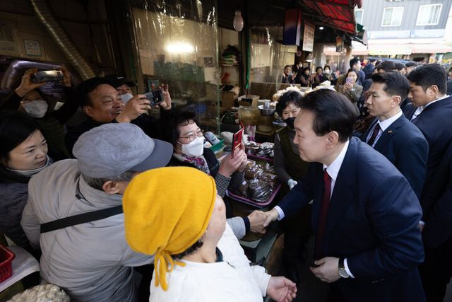윤석열 대통령이 지난 2월 13일 오후 부산 동래구 동래시장 방문을 마친 뒤 시민들과 인사하고 있다. [사진=대통령실]