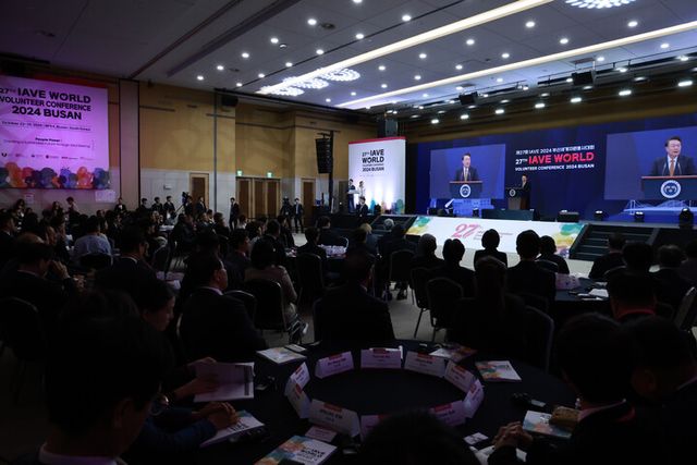 윤석열 대통령이 22일 부산항 국제전시컨벤션센터(BPEX)에서 열린 '27회 IAVE 2024 부산세계자원봉사대회' 개회식에서 축사를 하고 있다. [사진=연합뉴스]