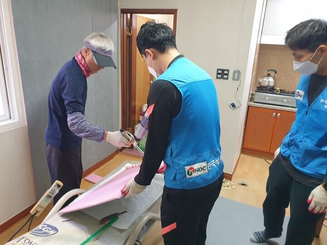 한국석유공사 임직원이 23일 울산 중구에서 집수리 봉사활동을 하고 있다.[사진=한국석유공사]