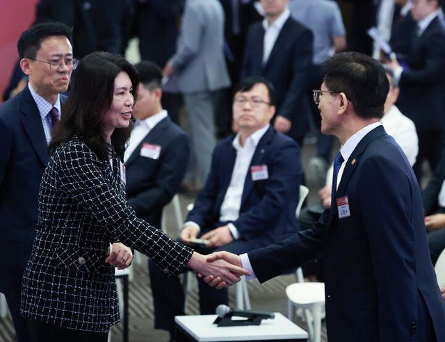 유혜미 대통령실 저출생대응수석(왼쪽)이 지난 9월 25일 서울 영등포구 여의도 중소기업중앙회에서 '일·가정 양립 우수기업 성과 공유'를 주제로 열린 4차 인구비상대책회의에 참석해 김문수 고용노동부 장관과 인사하고 있다. [사진=연합뉴스]