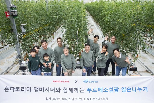 (왼쪽부터) 이기상 프로골퍼와 가족내외, 양재진 원장, 푸르메재단 백경학 상임대표, 이지홍 혼다코리아 대표이사, 심지호 배우, 임윤선 변호사, 박철순 감독, 송진우 배우. [사진=혼다코리아]