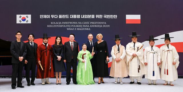 윤석열 대통령과 김건희 여사가 24일 청와대 영빈관에서 열린 국빈 만찬에서 안제이 두다 폴란드 대통령, 부인 아가타 코른하우저 두다 여사와 함께 국악인 신영희, 유태평양, 피아니스트 윤연준, 성악가 이응광 등 이날 공연 참가자들과 기념촬영을 하고 있다. 2024.10.24 [대통령실 제공. 재판매 및 DB 금지]