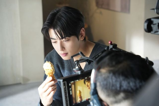 차은우와 함께한 ‘갈릭 인 더 딥’ 광고 촬영 현장. [사진=노랑푸드]