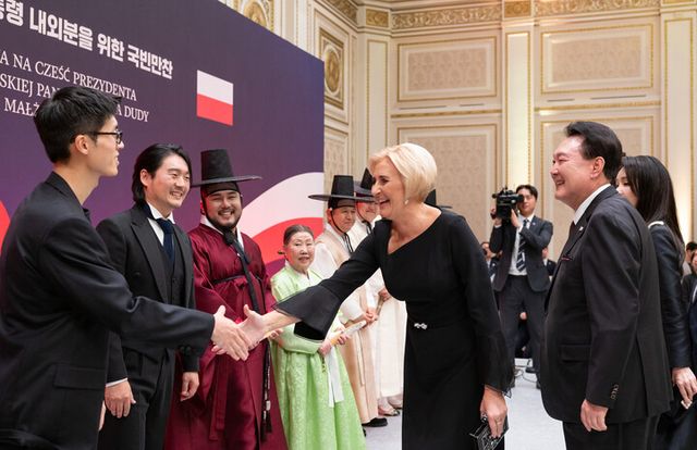 안제이 두다 폴란드 대통령의 부인 아가타 코른하우저 두다 여사가 24일 청와대 영빈관에서 열린 국빈 만찬에서 피아니스트 윤연준과 악수하고 있다. [사진=대통령실]