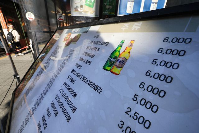 서울 서초구 한 식당 메뉴판. [사진=연합뉴스]