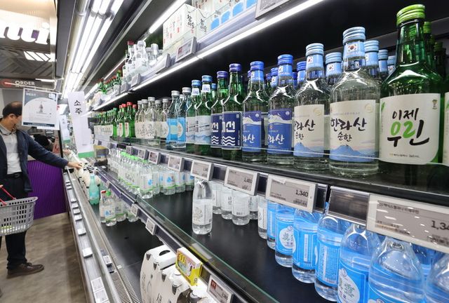 서울 한 대형마트에 진열된 주류. [사진=연합뉴스]