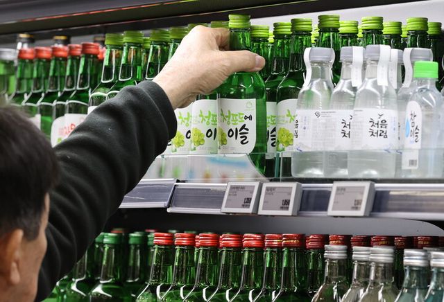 서울 한 대형마트에 진열된 소주. [사진=연합뉴스]